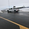 Une camionnette de Transports Québec bloque l’entrée de la bretelle donnant accès au pont de l’île d’Orléans, sur la rive nord du fleuve Saint-Laurent.