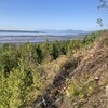 Une falaise et le fleuve Saint-Laurent.