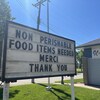 Un panneau à la banque alimentaire de l'Accueil Kateri, à Sainte-Anne au Manitoba, qui demande des dons alimentaires, le 8 août 2022.