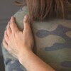 Une main sur l'épaule d'une adolescente.