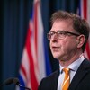 Le ministre de la Santé Adrian Dix lors d'un point de presse. 