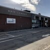 Le bâtiment de l'aéroport en brique brune sous un soleil radieux. 