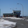 Le stationnement de l'aéroport de Mont-Joli.