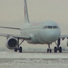 Un avion d'Air Canada sur la piste.