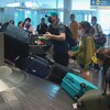 Des passagers récupèrent leurs valises.