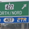 Un panneau indiquant un accès à l'autoroute 407.