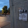Une affiche collée sur un mur. Des morceaux ont été arrachés.