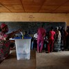 Des gens votent dans un pays d'Afrique.