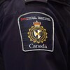 Un écusson de l'Agence des services frontaliers du Canada, en plan rapproché.
