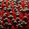 Des dizaines de membres de la GRC sont réunis, vêtus de l'habit officiel.