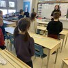 L'éducatrice devant un groupe d'élèves dans une classe.