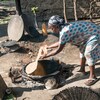 Une femme fait du pain sur un four traditionnel en Éthiopie.