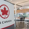 Un comptoir de réservation d'Air Canada à l'aéroport. 