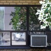 Une fenêtre avec une unité de climatisation.