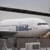 Un avion Airbus de Transat attend sur la piste à l'aéroport.