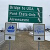 Une pancarte indiquant le chemin pour se rendre aux États-Unis, plus précisément à Akwesasne.