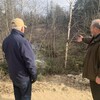 Deux hommes près d'une rivière