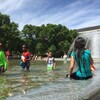 Des enfants jouent dans un bassin extérieur à Edmonton.