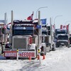 Des camions bloquent l'autoroute au passage frontalier vers les États-Unis de Coutts, en Alberta, le mercredi 2 février 2022. 