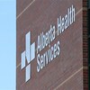Le logo de Services de santé Alberta sur un mur de brique.