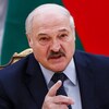 Alexandre Loukachenko parle en levant le doigt devant lui.