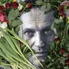 Des fleurs entourent le visage de Navalny sur une photo. 
