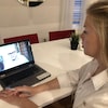 La candidate libérale Alison Gohel en rencontre virtuelle avec son chef Steven Del Duca. Elle prend par à un appel Zoom avec lui de sa table de cuisine.