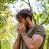 Un homme allergique se mouche.