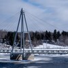 Un pont et une rivière l'hiver.