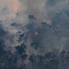 Vue aérienne de la forêt amazonienne en flammes