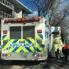Une ambulance et deux professionnels de santé dans une rue d'Edmonton en mars 2020.
