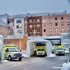 Des ambulances stationnées devant l'entrée de l'urgence à l'hôpital de Trois-Rivières.