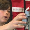 Amédé Mercure montre la façon dont fonctionne son robot construit en Lego.