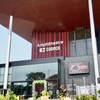 La façade de l'Amphithéâtre Cogeco, dont le parterre est décoré de verdure.