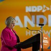 Andrea Horwath retient ses larmes alors qu'elle annonce sa démission comme chef le soir des élections.
