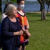 Andrea Horwath fait un discours dans un parc.
