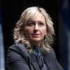 Gros plan de la ministre des Affaires municipales, Andrée Laforest, assise durant une conférence de presse.