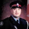 L'agent Andrew Hong en uniforme dans une photo officielle.