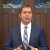 Andrew Scheer s'adresse aux journalistes.