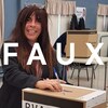 La candidate conservatrice Anne Casabonne insère son bulletin de vote dans l'urne avec un stylo à la main. Le mot FAUX est superposé sur la photo.