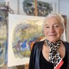 Anne Marrec devant un tableau.