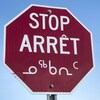 Un panneau de signalisation en anglais, français et inuit situé à Iqaluit, au Nunavut. 