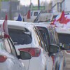 Une série de voitures avec des drapeaux du Canada.