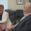 Laurie Boucher, mairesse de la ville d'Antigonish, et Owen McCarron, préfet du comté d'Antigonish, discutent.