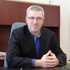 Antonin Valiquette photographié dans son bureau à l'hôtel de ville.