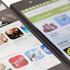 Un écran d'iPhone montrant l'App Store et un téléphone Android affichant le Google Play Store côte à côte. 
