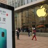 Une photo montrant une publicité pour des téléphones de Huawei devant un magasin Apple en Chine.