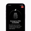 Un écran d'iPhone affiche un texte, en anglais, expliquant comment utiliser le service de localisation d'urgence par satellite.