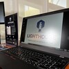 Un ordinateur montrant le logo de l'application Lighthouse.