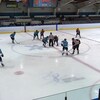 Des joueurs sont prêts à jouer, à leur position sur la glace pour la mise au jeu.